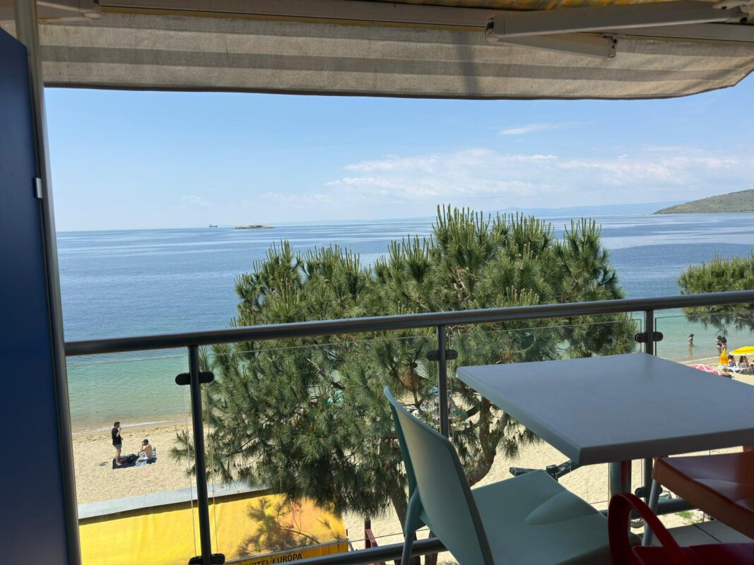 Balkonlu Panaromik Deniz Manzaralı Çift Kişilik Deluxe Oda