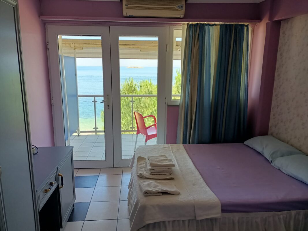 Balkonlu Panaromik Deniz Manzaralı Çift Kişilik Deluxe Oda