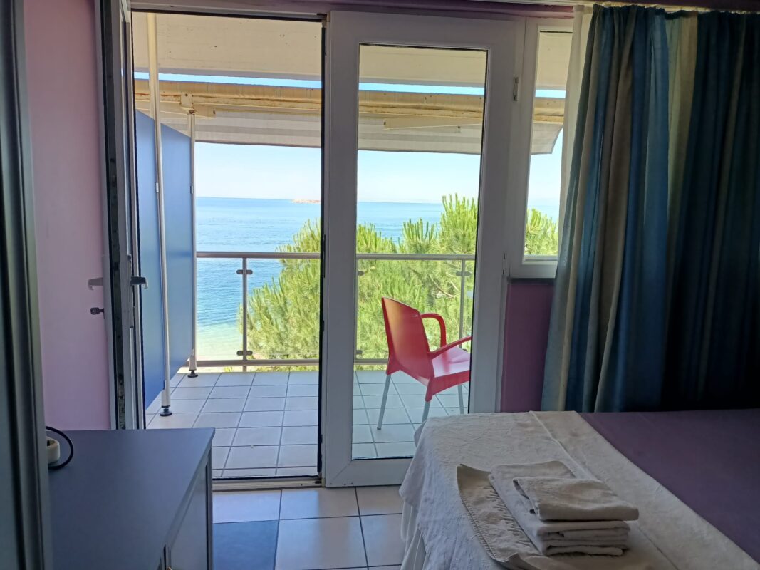 Balkonlu Panaromik Deniz Manzaralı Çift Kişilik Deluxe Oda